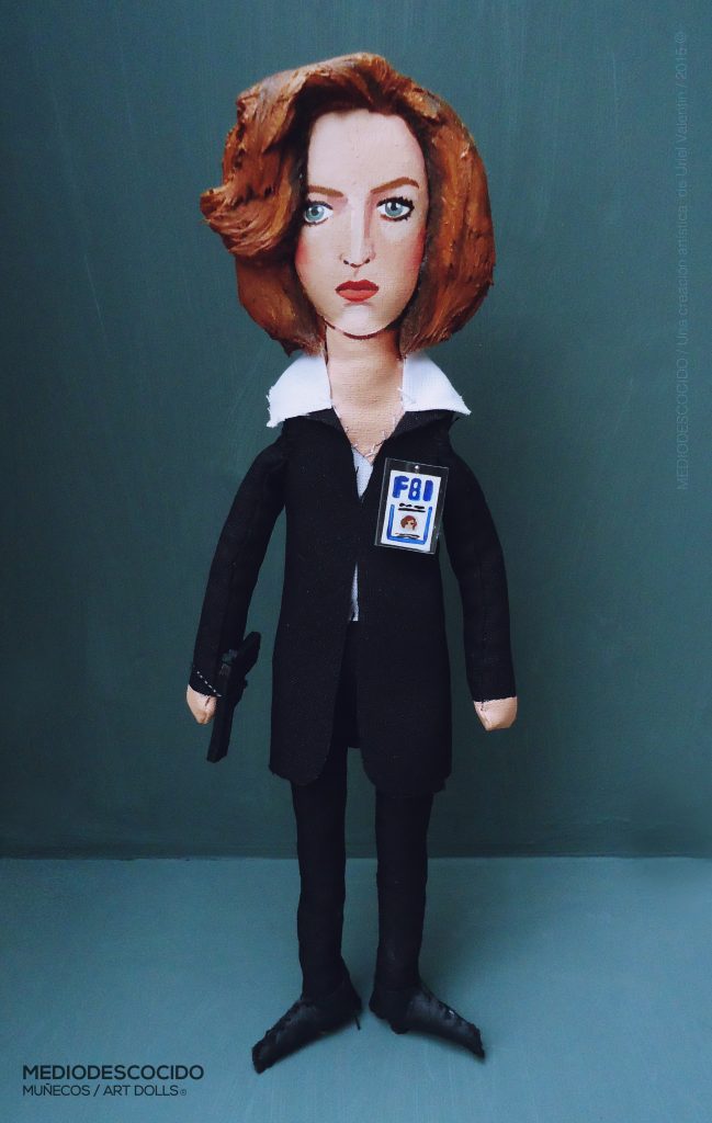Special Agent Dana Scully ist die Hauptfigur der Serie Akte X, wo sie FBI-Agentin ist. Hier ist sie als Puppe abgebildet.