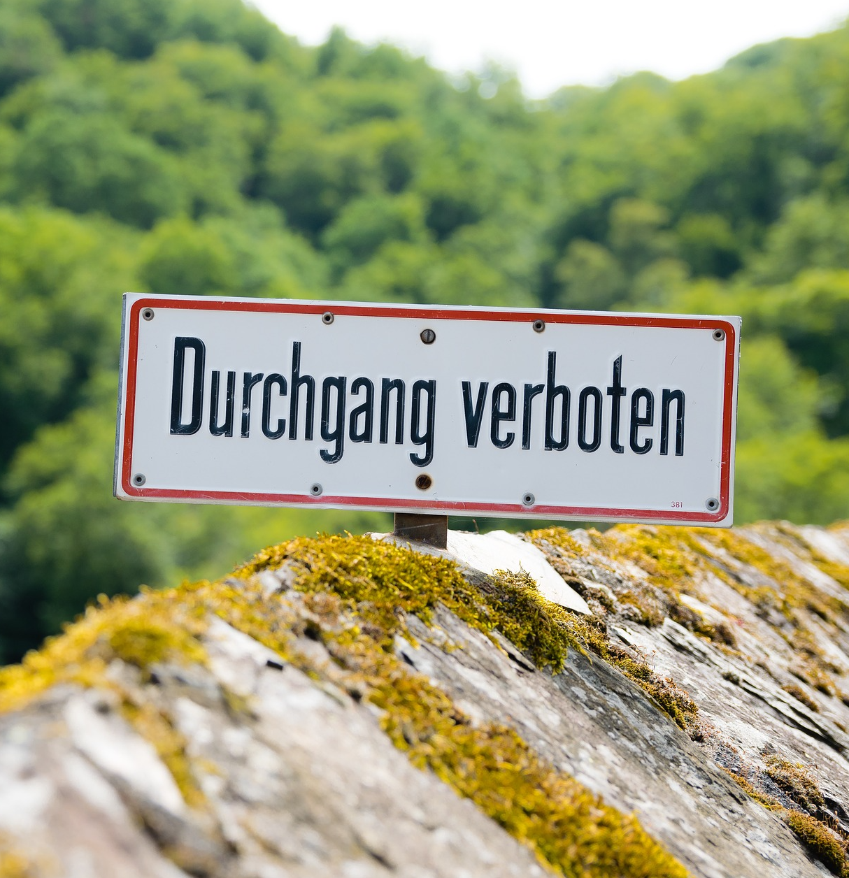 Landschaft mit Verbotsschild "Durchgang verboten"